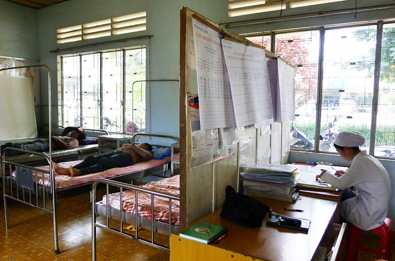 Chật vật khám chữa bệnh tại phòng khám xuống cấp