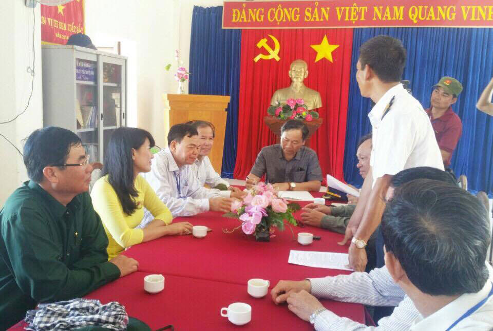 Đoàn công tác làm việc với cán bộ khu dịch vụ hậu cần nghề cá đảo Đá Tây