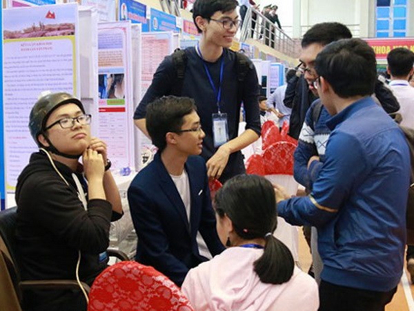 Hai học sinh lớp 12 sáng chế ra xe lăn nhận dạng cử chỉ của đầu
