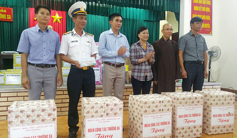 Bí Thành uỷ Đà Lạt thay mặt đoàn công tác tặng quà cho cán bộ, chiến sỹ và nhân dân đảo Trường Sa.