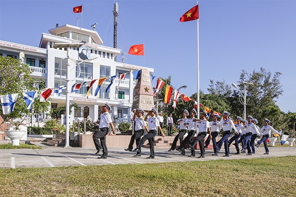 Duyệt binh chào đón đoàn công tác trên đảo Song Tử Tây