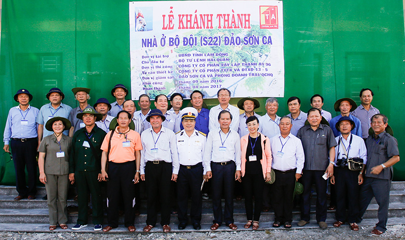 Chụp ảnh lưu niệm tại khu nhà ở tặng bộ đội đảo Sơn Ca. Đây là món quà có ý nghĩa lớn bởi được xây dựng bằng sự đóng góp của cán bộ, nhân dân các dân tộc tỉnh Lâm Đồng