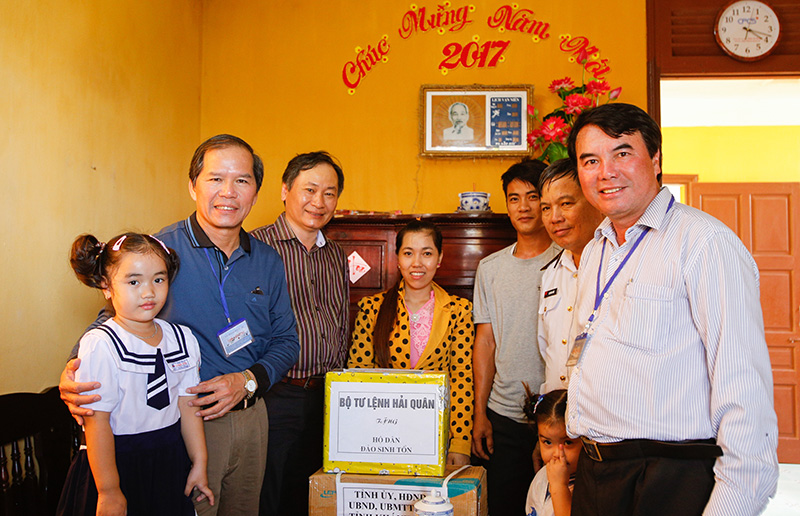 Bí thư Tỉnh ủy Nguyễn Xuân Tiến và Phó Chủ tịch UBND tỉnh Phạm S thăm hộ dân trên đảo Sinh Tồn. Ảnh: N.Nghĩa