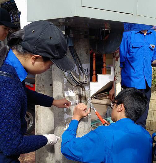 Chung tay dọn rác làm sạch môi trường