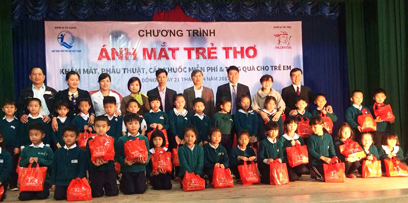 Công ty BHNT Prudential khám mắt và cấp thuốc miễn phí cho 700 học sinh Trường Herman Gmier Đà Lạt