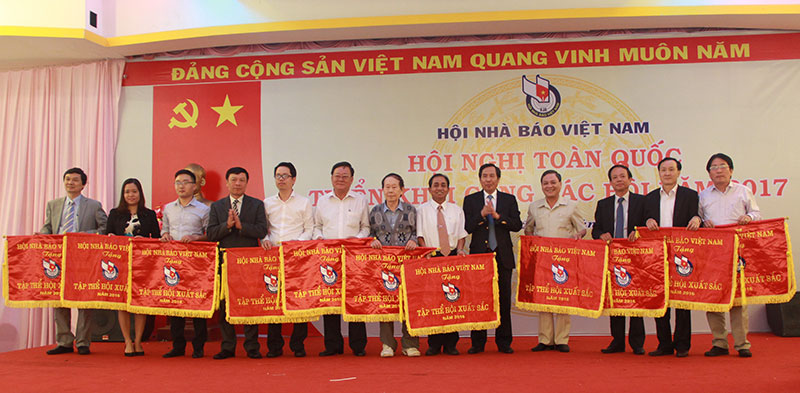 12 tập thể được tặng cờ thi đua xuất sắc của HNBVN