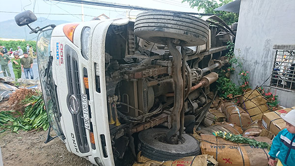 Xe chở hoa Đà Lạt lao vào nhà dân