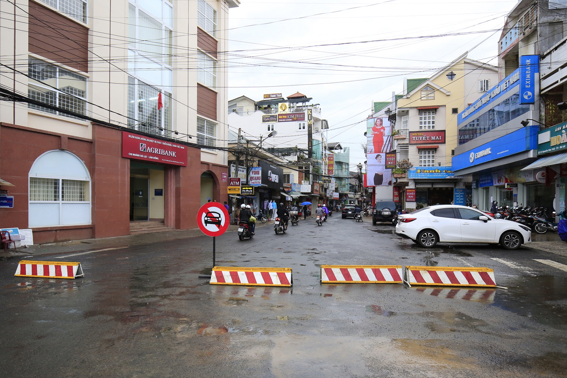 Do xuất hiện tình trạng sụt, lún nên ô tô bị cấm vào đường Nguyễn Văn Trỗi. Ảnh: T.TRANG