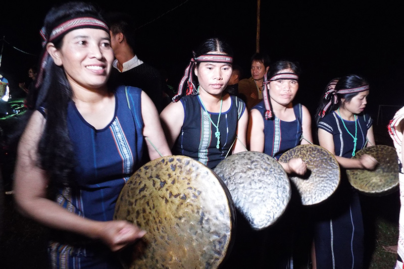 Nghệ nhân cồng chiêng nữ