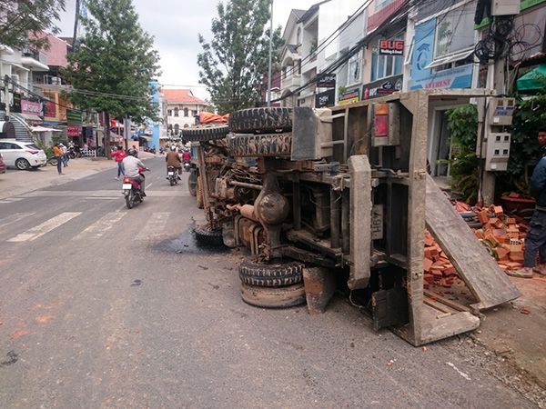 Xe tải lật đè bẹp 5 xe máy