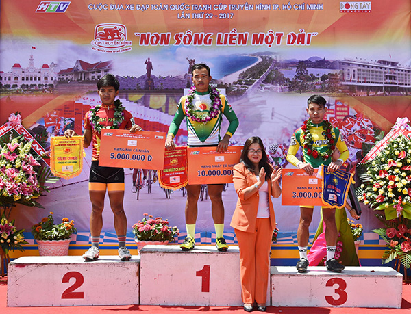 Trao giải cho 3 tay đua về đầu chặng 18