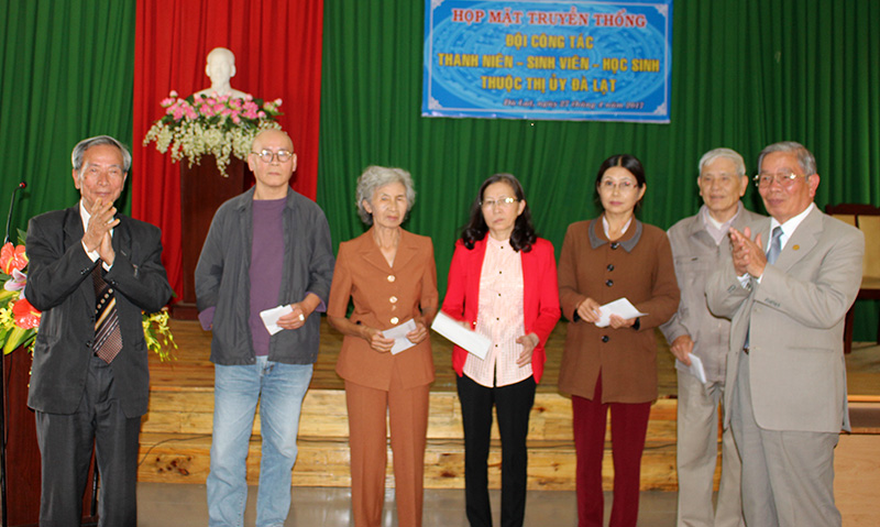 Ban liên lạc tặng quà cho anh chị em trong đội gặp khó khăn