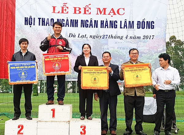 Trao 24 bộ huy chương và 34 cúp trong Hội thao ngành Ngân hàng