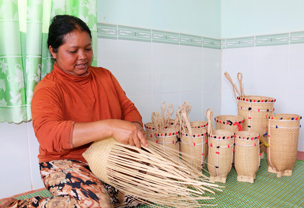 Người phụ nữ thổi hồn vào tre nứa