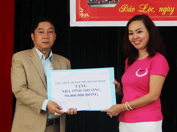 Trao 100 phần quà cho người nghèo TP Bảo Lộc