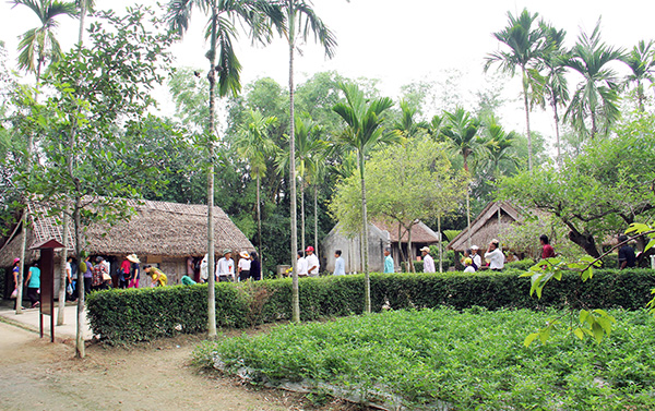 Tháng Năm về quê Bác