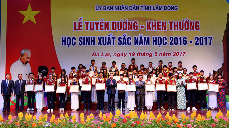 Biểu dương và vinh danh những tấm gương học sinh tiêu biểu