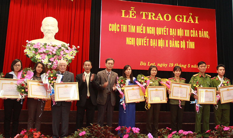 Trưởng Ban Tuyên giáo Tỉnh ủy Trần Văn Hiệp và Trưởng Ban tổ chức Tỉnh ủy Trần Duy Hùng trao giải cho các cá nhân đoạt giải cuộc thi tìm hiểu Nghị quyết Đại hội XII của Đảng và Nghị quyết Đại hội Đảng bộ tỉnh lần thứ X