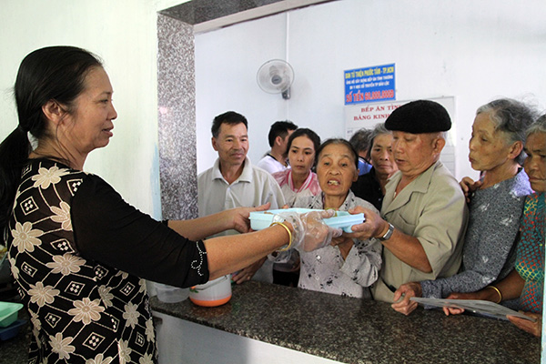 Chung tay "giữ lửa" bếp ăn tình thương