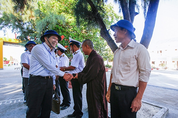 Quân và dân đảo Sơn Ca chào đón Bí thư Nguyễn Xuân Tiến lên thăm đảo. Ảnh: Nguyễn Nghĩa