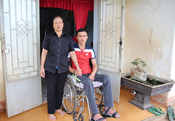 Đối với Đức, điều may mắn là có mẹ đồng hành trong mọi công việc thiện nguyện. Ảnh: V.Quỳnh