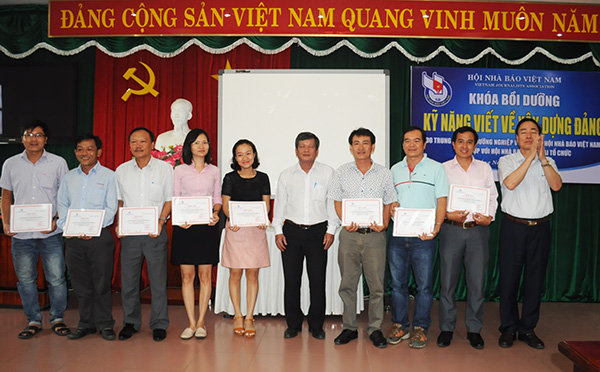 Viết về xây dựng Đảng phải đúng, trúng, hay