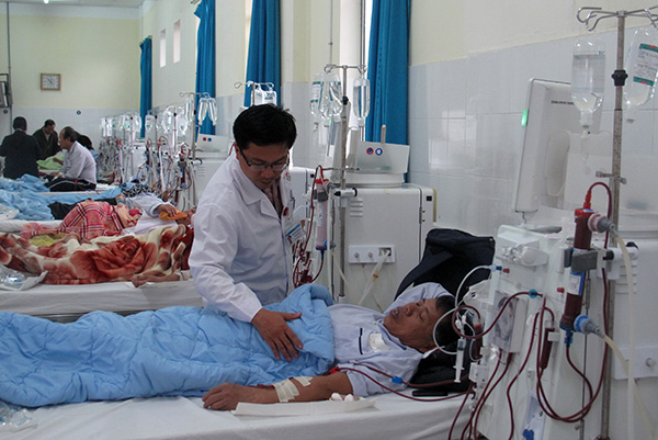BSCKI Phan Thạch Khuê đang theo dõi sức khỏe bệnh nhân chạy thận nhân tạo. Ảnh: A.Nhiên