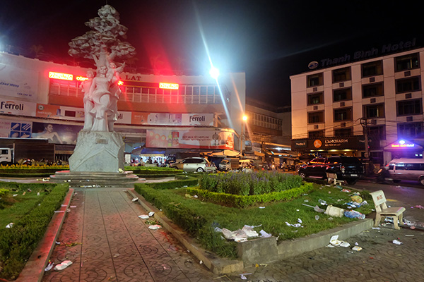Rác "vây" chợ Đà Lạt