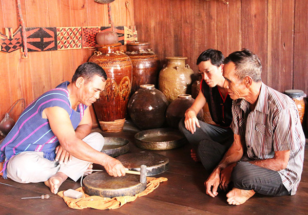 Nghệ nhân giữ hồn chiêng