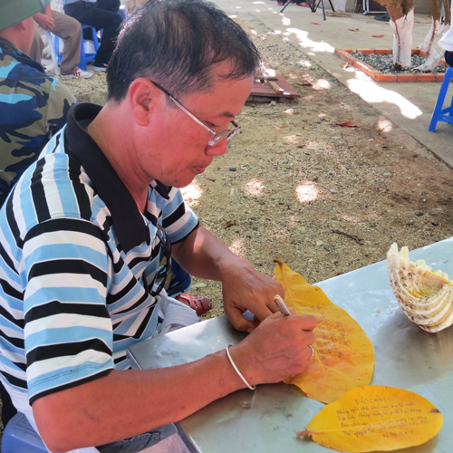 Sáng tác thơ trên lá bàng Trường Sa