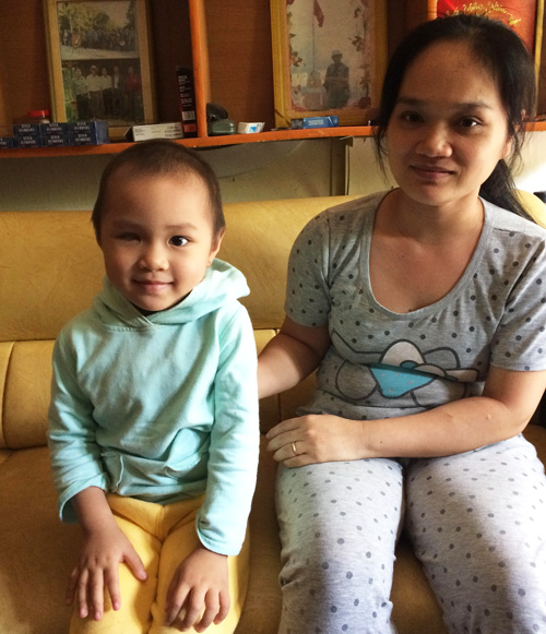Bé Linh Anh bị ung thư võng mạc mắt cần được giúp đỡ