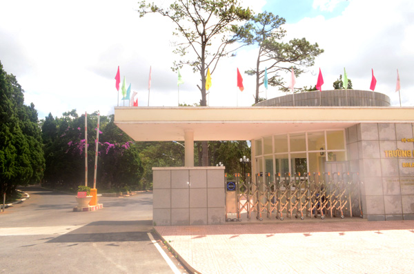 Trường Đại học vắng vẻ trong mùa thi