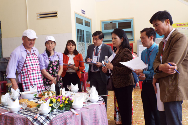Hội thi "Bữa cơm gia đình ấm áp yêu thương"