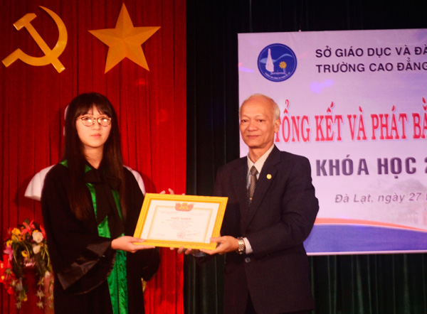 Trao bằng tốt nghiệp cho 665 sinh viên khóa 39