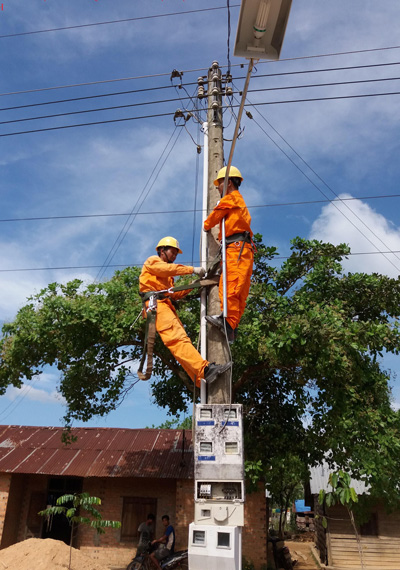 Các đoàn viên, thanh niên Đoàn cơ sở Điện lực Lâm Đồng thực hiện Công trình thanh niên “Thắp sáng đường quê”