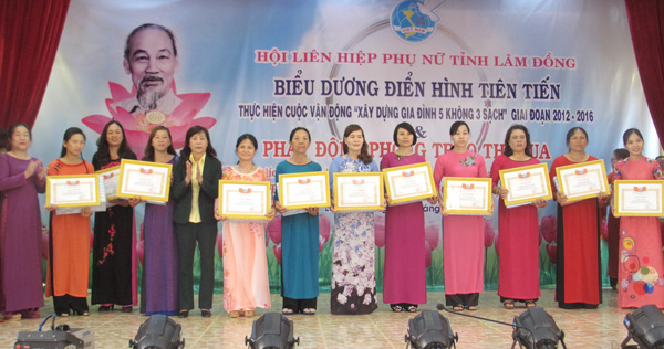 Biểu dương 48 điển hình tiên tiến "Xây dựng gia đình 5 không 3 sạch" giai đoạn 2012 - 2016