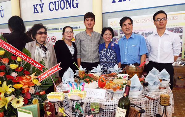 Thắp lửa yêu thương bằng bữa cơm ấm áp