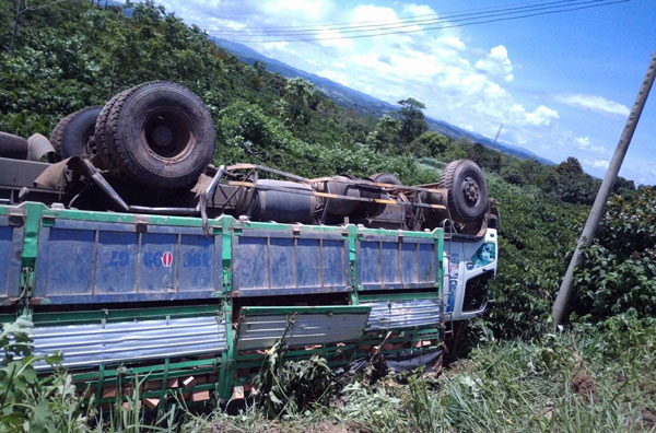Xe tải chở gạch &quot;phơi bụng&quot; giữa đường liên thôn