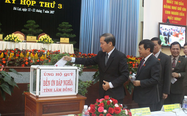 Các đại biểu ủng hộ quỹ “Đền ơn đáp nghĩa” nhân kỷ niệm 70 năm ngày Thương binh liệt sĩ 27/7