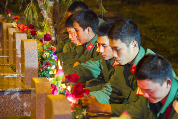 Thắp nến tri ân khơi dậy truyền thống đạo lý “Uống nước nhớ nguồn” tốt đẹp của dân tộc. Ảnh: P.Nhân