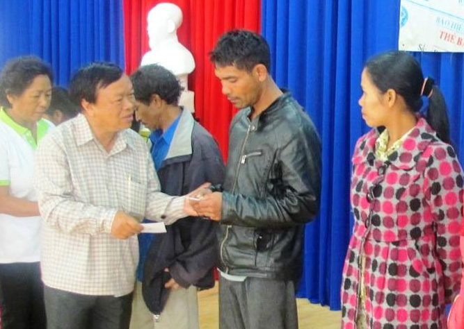 Trao tặng 600 thẻ BHYT cho người khó khăn
