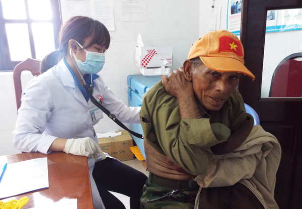 Khám bệnh và phát thuốc miễn phí, tư vấn sức khỏe cho đồng bào nghèo