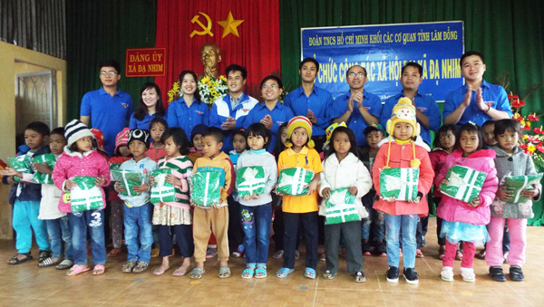 Tặng đồng phục cho trẻ em nghèo
