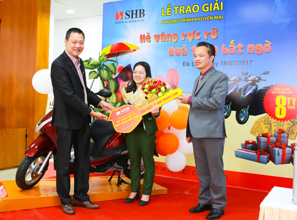 SHB Lâm Đồng trao giải Chương trình khuyến mại "Hè vàng rực rỡ - quà tặng bất ngờ"
