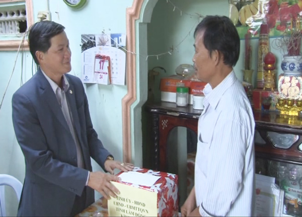 Lãnh đạo tỉnh thăm, tặng quà các gia đình chính sách
