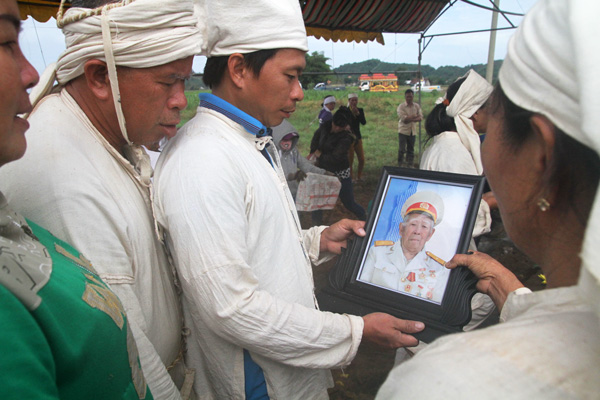 Tiễn cụ về với mây trời
