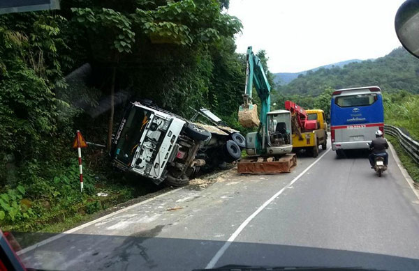 Xe tải đâm vào vách núi rồi lật nghiêng trên đèo Bảo Lộc
