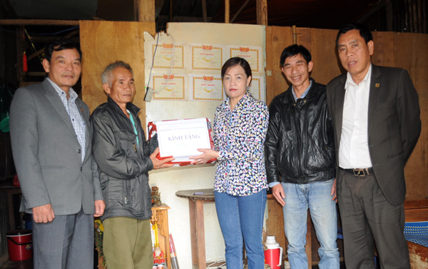 Thăm và tặng quà cho các gia đình chính sách tại Lạc Dương