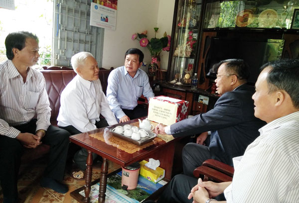 Chủ tịch UBND tỉnh thăm, tặng quà các gia đình thương, bệnh binh