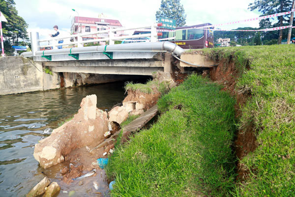 Sạt đất bờ kè hồ Xuân Hương